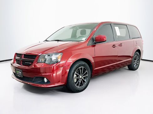 Used 2019 Dodge Grand Caravan GT image 3