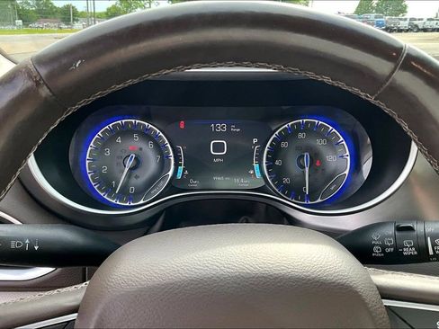 Used 2017 Chrysler Pacifica Touring-L Plus FWD image 16