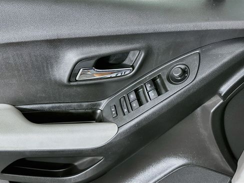 Used 2019 Chevrolet Trax LT w/ LT Convenience Package FWD image 15