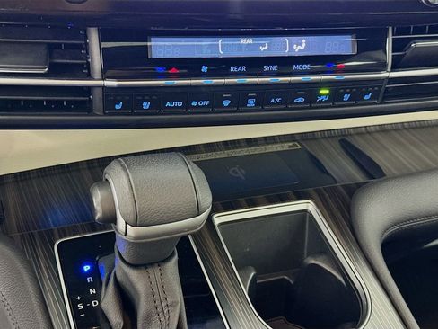 Used 2023 Toyota Sienna Platinum image 22