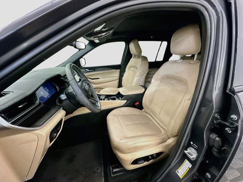 Used 2023 Jeep Grand Cherokee Limited AWD/4WD image 13