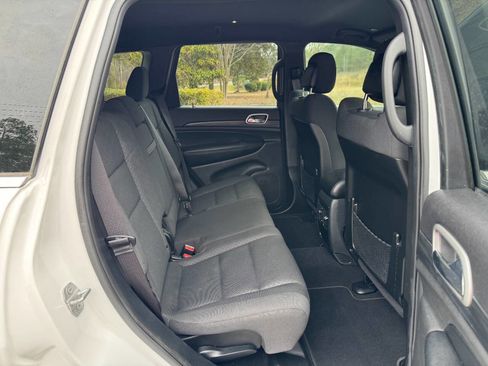 Used 2019 Jeep Grand Cherokee Laredo image 14