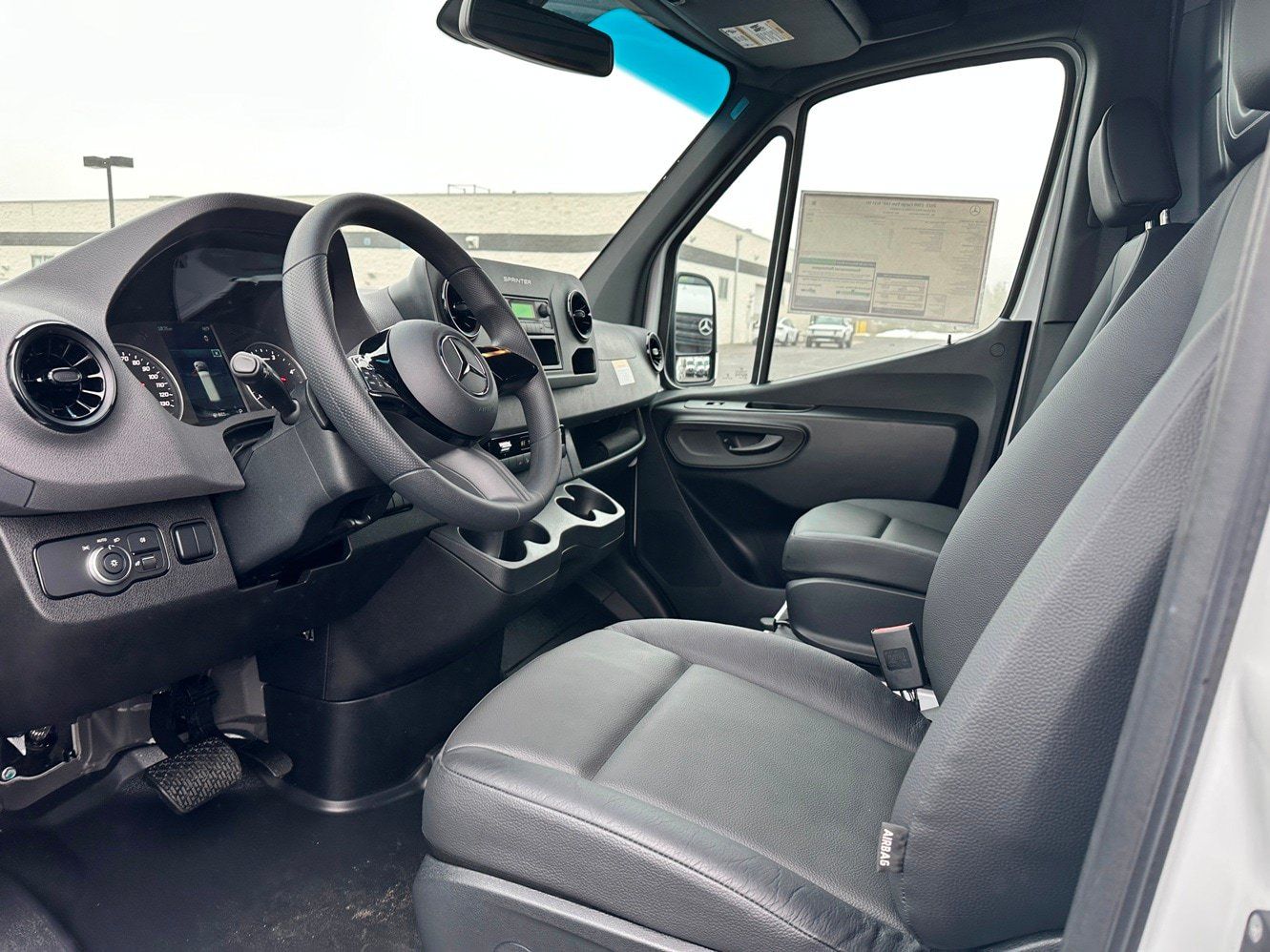 Used 2025 Mercedes-Benz Sprinter 2500 image 9