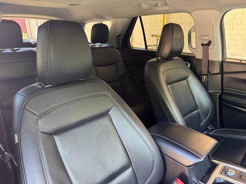 Used 2022 Ford Explorer XLT w/ Equipment Group 202A AWD/4WD image 12
