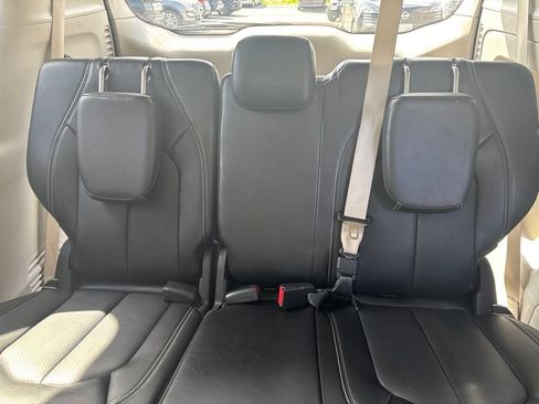 Used 2024 Chrysler Pacifica Touring-L FWD image 17