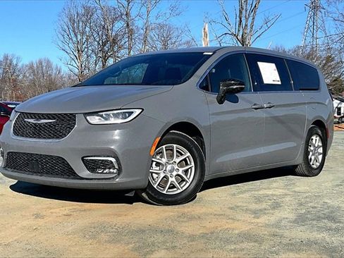 Used 2025 Chrysler Pacifica Select image 2