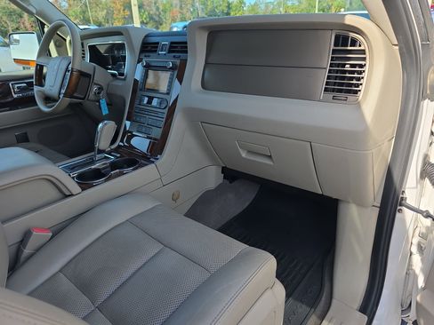 Used 2014 Lincoln Navigator Base image 11
