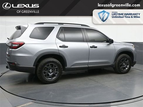 Used 2025 Honda Pilot TrailSport image 8