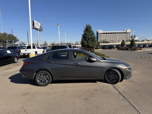 Used 2024 Hyundai Elantra SEL image 4