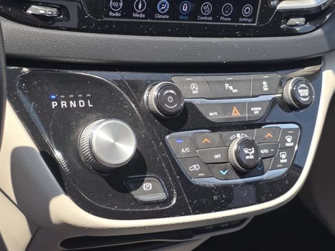 Used 2018 Chrysler Pacifica Touring-L w/ Premium Audio Group FWD image 5