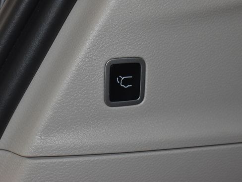 Used 2023 Chrysler Pacifica Touring-L FWD image 22