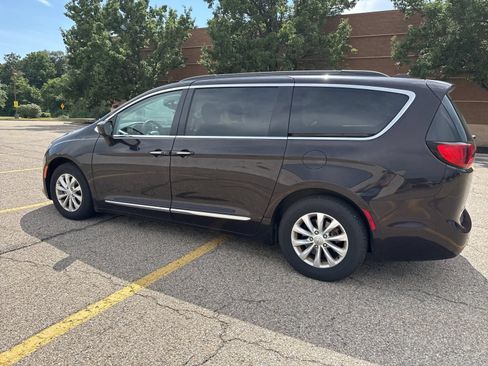 Used 2017 Chrysler Pacifica Touring-L FWD image 14