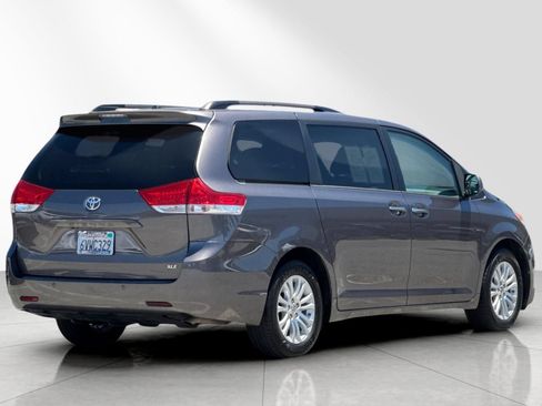 Used 2012 Toyota Sienna XLE FWD image 4