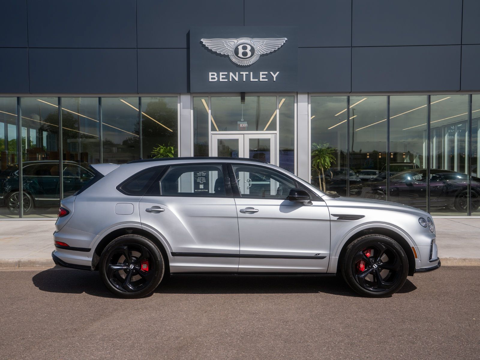 Used 2023 Bentley Bentayga AWD/4WD image 17