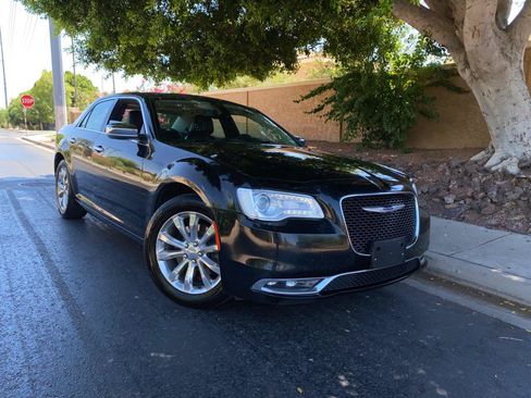 Used 2019 Chrysler 300 Limited AWD/4WD image 2
