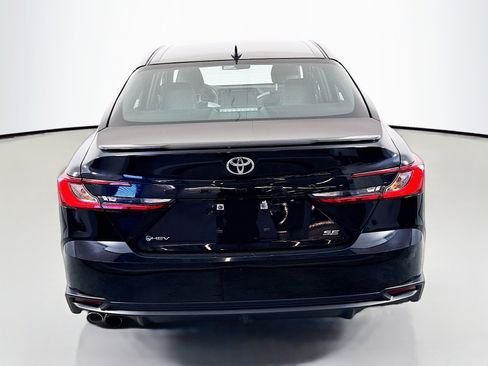 Used 2025 Toyota Camry SE image 6
