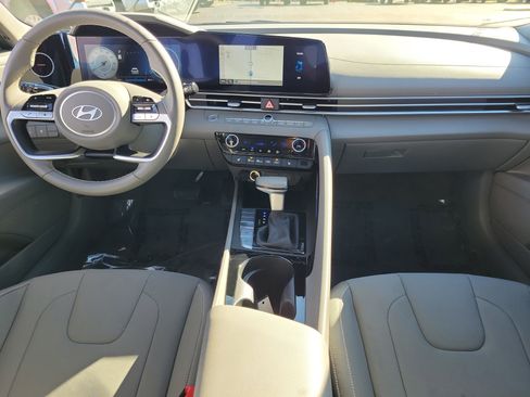 Used 2025 Hyundai Elantra SEL image 9