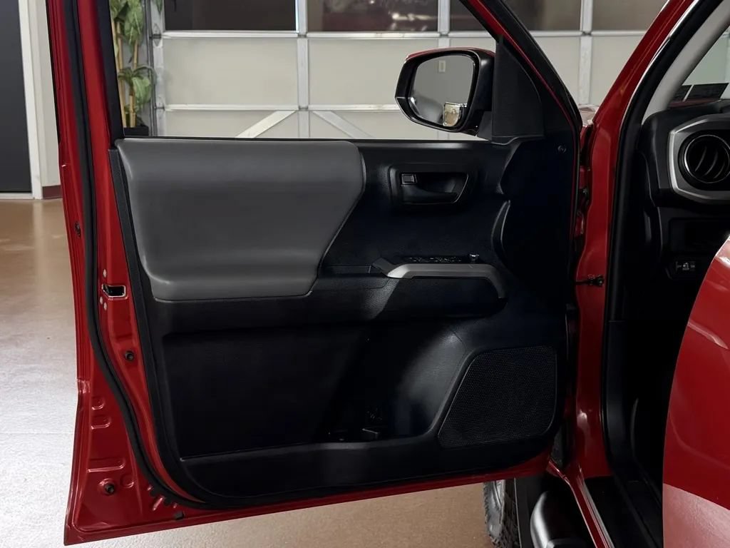 Used 2016 Toyota Tacoma SR5 w/ SR5 Appearance Package (SN) AWD/4WD image 14