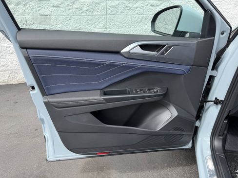 New 2026 Volkswagen Taos SEL AWD/4WD image 9