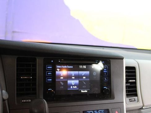 Used 2017 Toyota Sienna LE FWD image 17