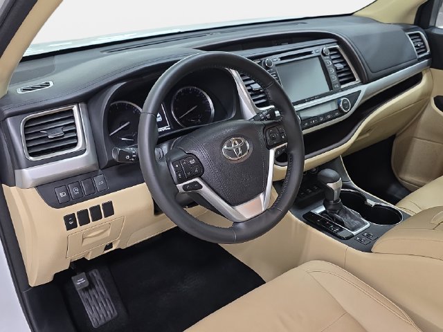 Used 2018 Toyota Highlander XLE AWD/4WD image 16
