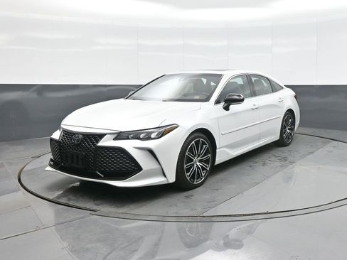 Used 2019 Toyota Avalon XSE image 3