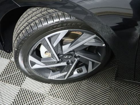 Used 2024 Hyundai Elantra Limited image 17