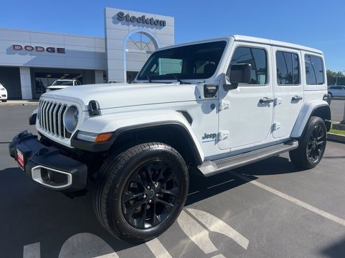 Used 2025 Jeep Wrangler Unlimited Sahara AWD/4WD image 3
