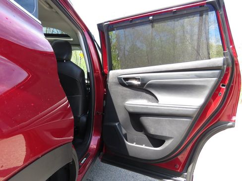 Used 2020 Toyota Highlander XLE AWD/4WD image 15