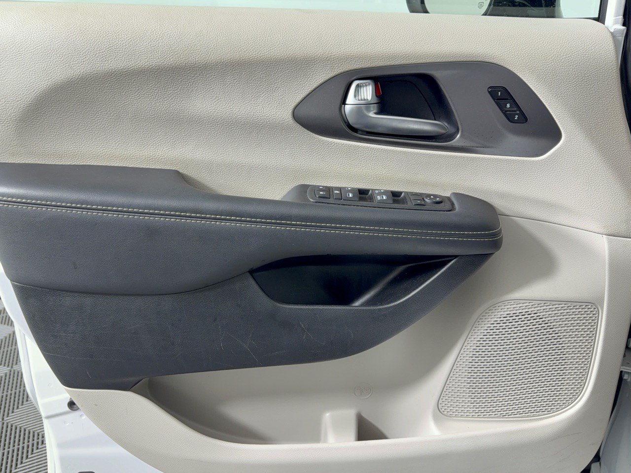 Used 2024 Chrysler Pacifica Touring-L FWD image 14