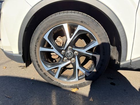 Used 2021 Toyota C-HR XLE image 23