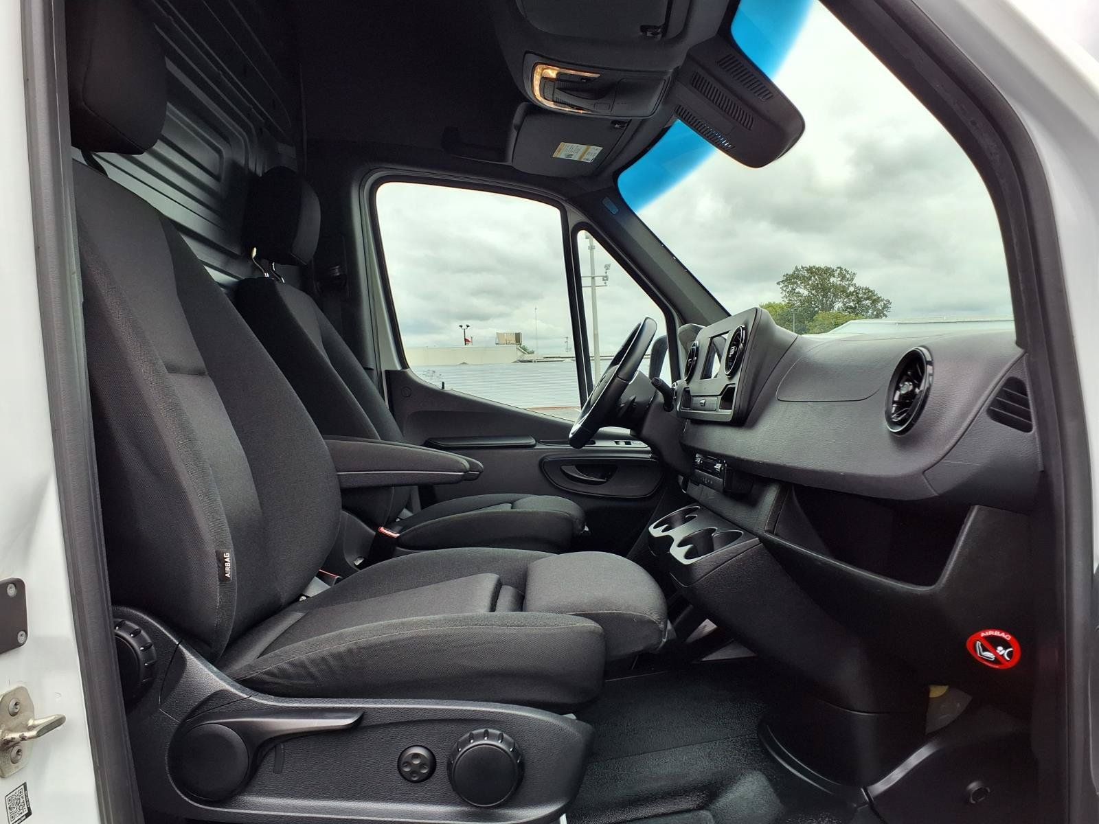 Used 2022 Mercedes-Benz Sprinter 2500 image 16
