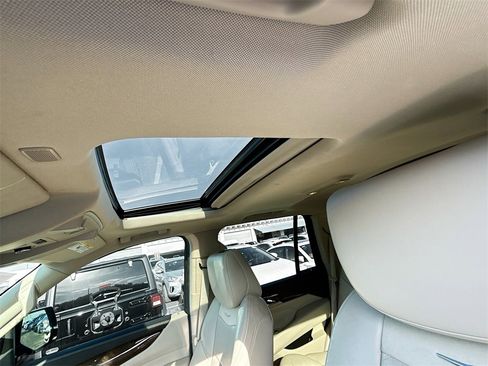 Used 2018 Cadillac Escalade Luxury image 24