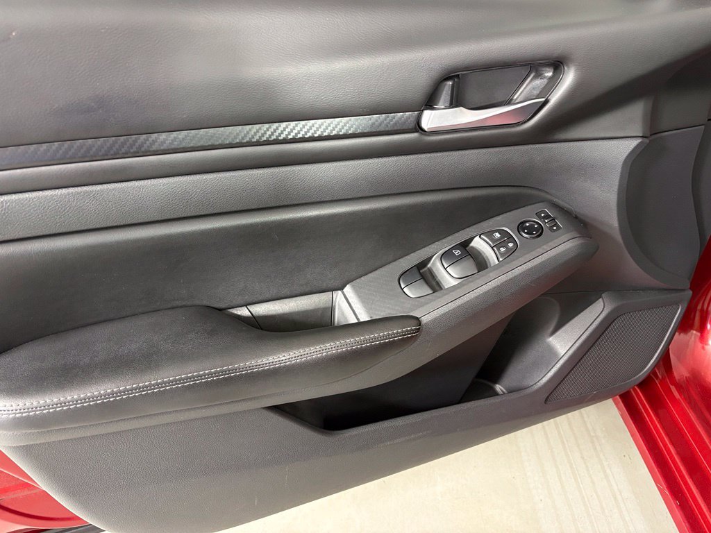 Used 2024 Nissan Altima 2.5 SV FWD image 13