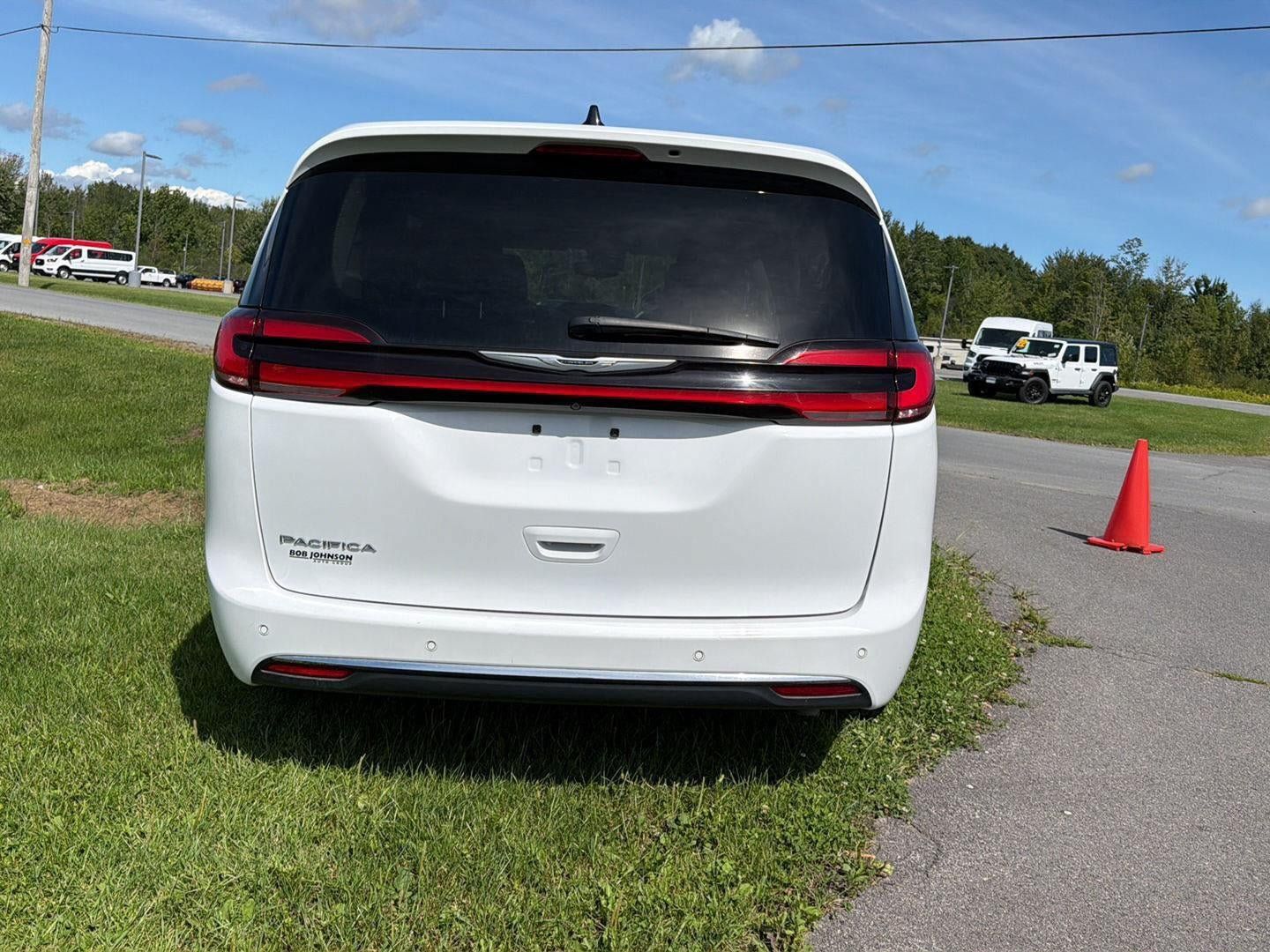 Used 2024 Chrysler Pacifica Touring-L FWD image 4
