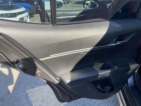 Used 2018 Toyota Camry SE FWD image 16