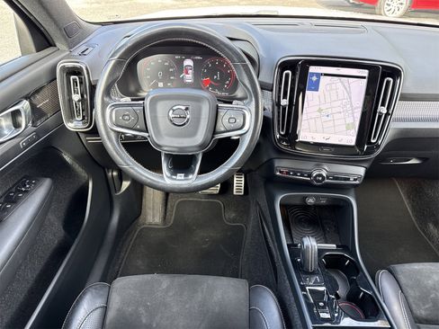 Used 2019 Volvo XC40 T4 R-Design image 12