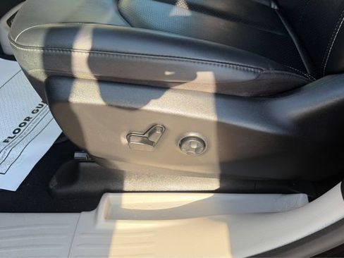 Used 2024 Chrysler Pacifica Touring-L FWD image 18