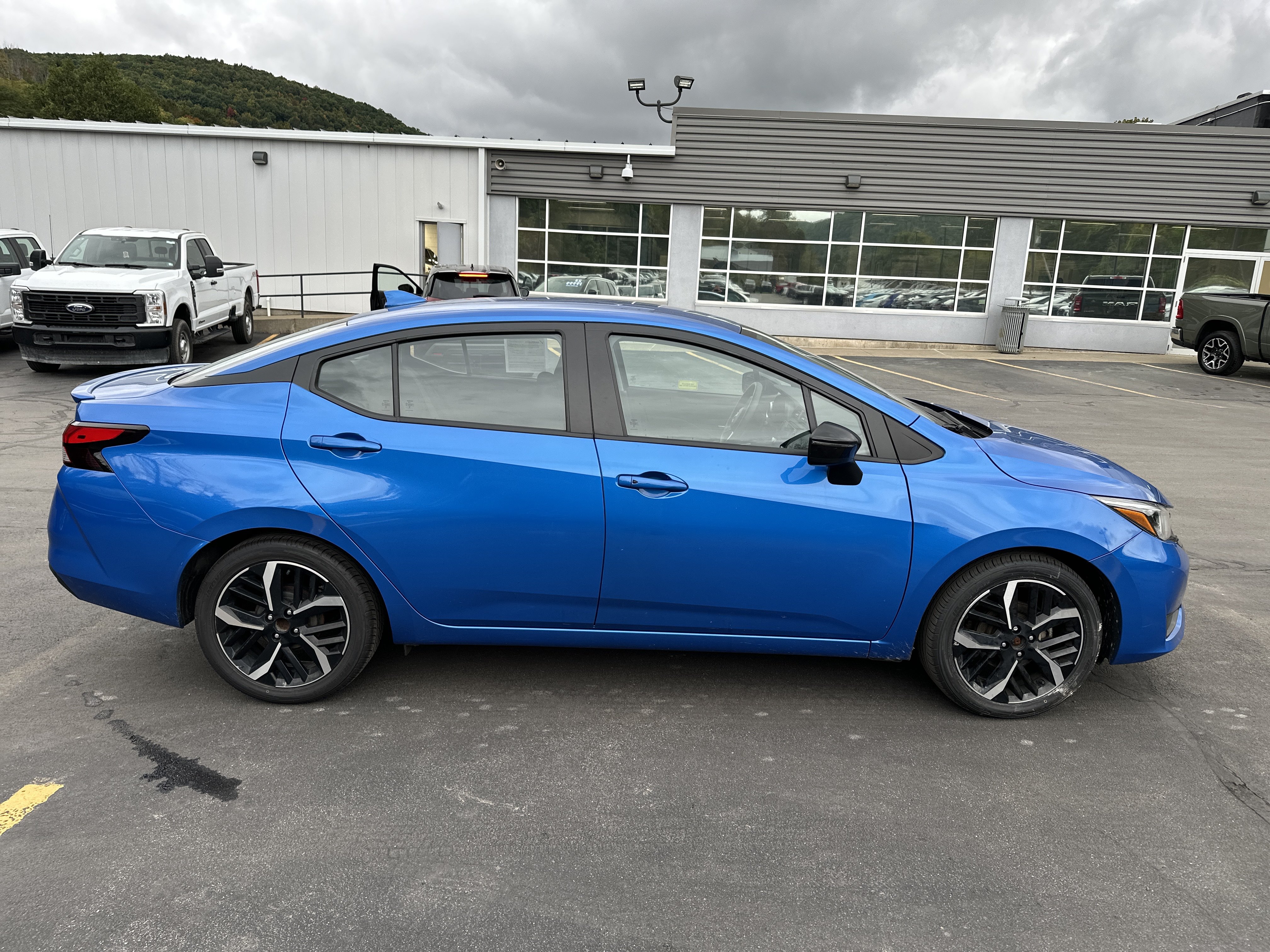 Used 2024 Nissan Versa SR FWD image 17