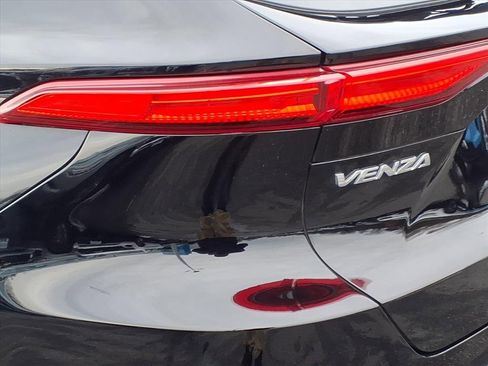 Used 2022 Toyota Venza LE image 9