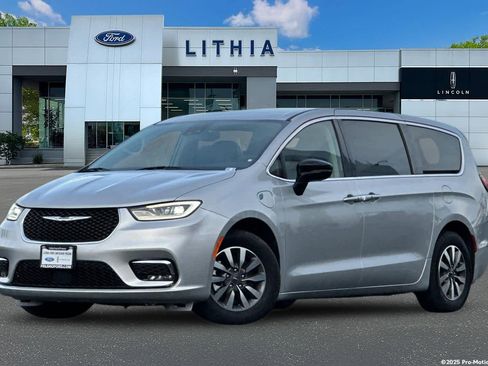 Used 2024 Chrysler Pacifica Select image 1