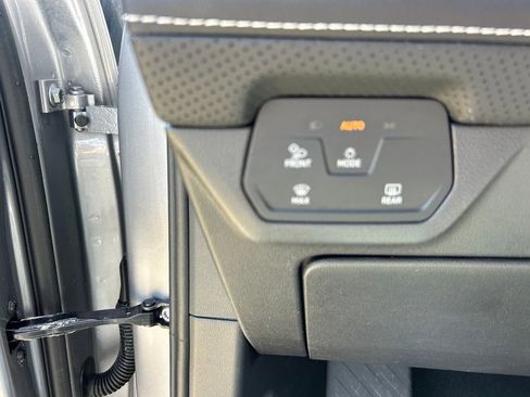 Used 2025 Volkswagen Atlas SE AWD/4WD image 16