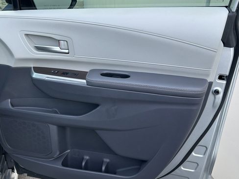 Used 2023 Toyota Sienna XLE FWD image 15