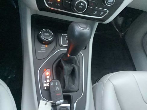 Used 2021 Jeep Cherokee Latitude Plus AWD/4WD image 18