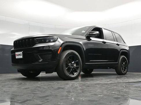Used 2025 Jeep Grand Cherokee Altitude AWD/4WD image 54