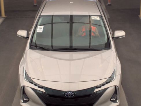 Used 2017 Toyota Prius Prime Advanced FWD image 9
