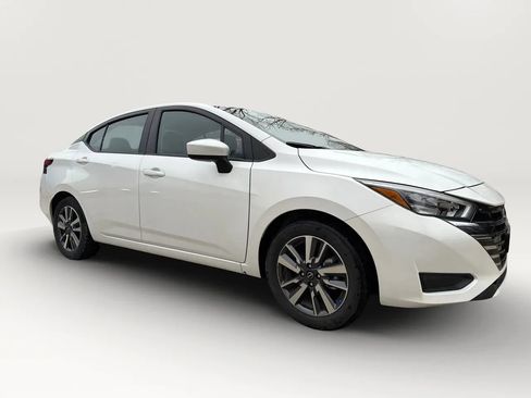 Used 2025 Nissan Versa SV image 1