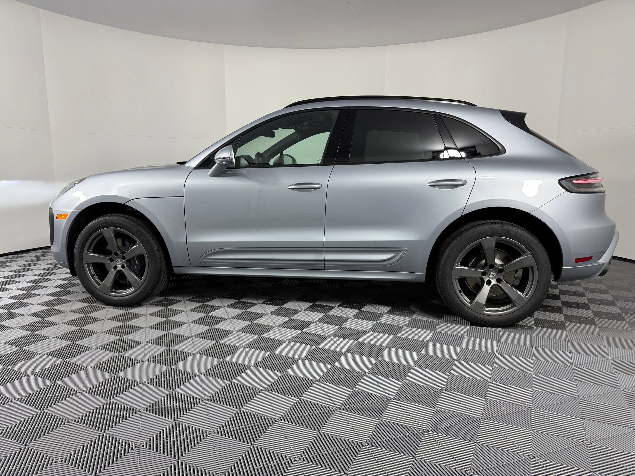 Certified 2026 Porsche Macan AWD/4WD image 2