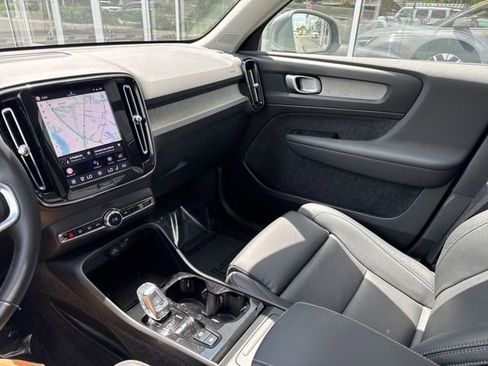 Certified 2025 Volvo XC40 B5 Plus AWD/4WD image 22