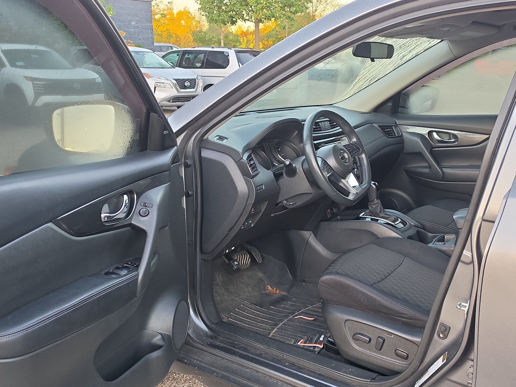 Used 2017 Nissan Rogue SV w/ Sun & Sound Touring Package AWD/4WD image 9